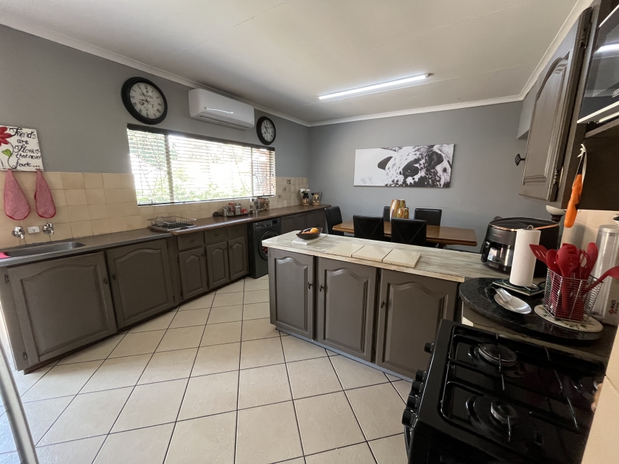 To Let 3 Bedroom Property for Rent in Geelhoutpark North West
